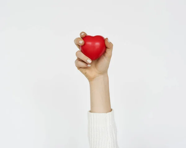 Mão segurando coração vermelho — Fotografia de Stock