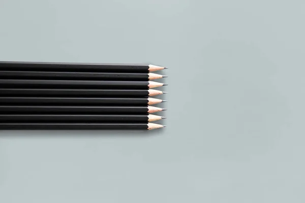 Чорні олівці в студії — стокове фото