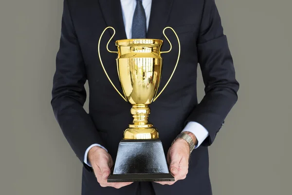 Homem Segurando Troféu de ouro — Fotografia de Stock