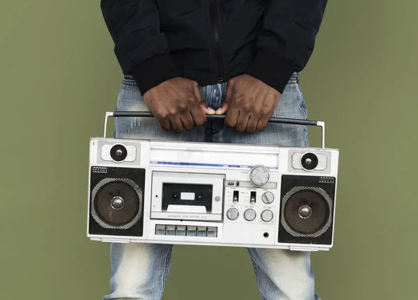 Uomo africano che ascolta musica in boombox — Foto Stock