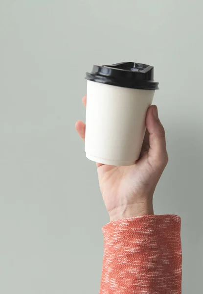 Mão segurando copo de café — Fotografia de Stock