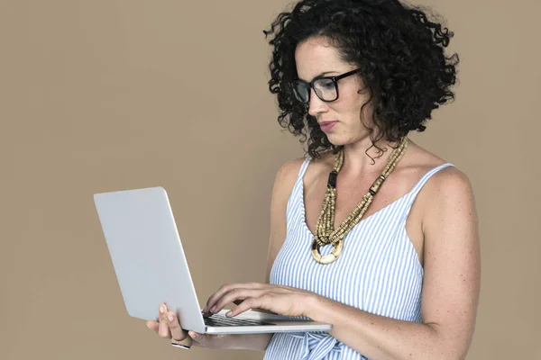 Женщина с вьющимися волосами с помощью ноутбука — стоковое фото