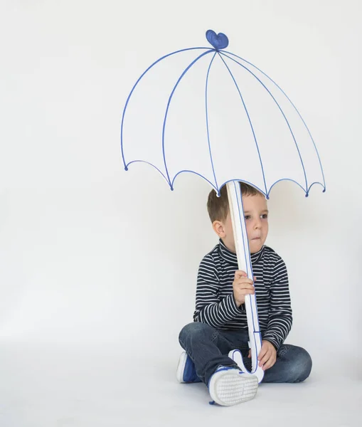 Chłopak trzymając papier parasol — Zdjęcie stockowe