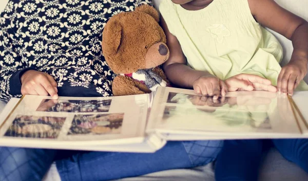 Afrikaanse familie met fotoalbum — Stockfoto