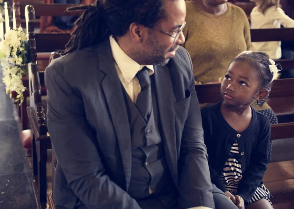 Vater und Tochter in der Kirche — Stockfoto