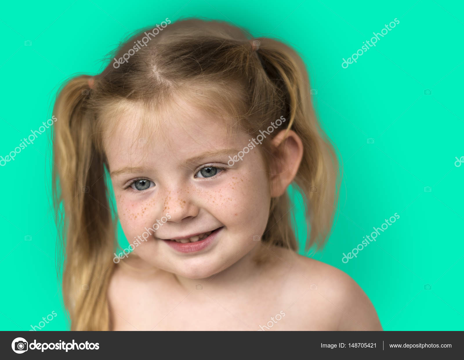 Mädchen im Studio posiert mit nacktem Oberkörper — Stockfoto © Rawpixel