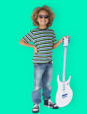 Afro saç modeli gitar tutan çocukla 