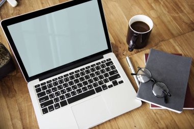Tablo üzerinde modern dizüstü bilgisayar