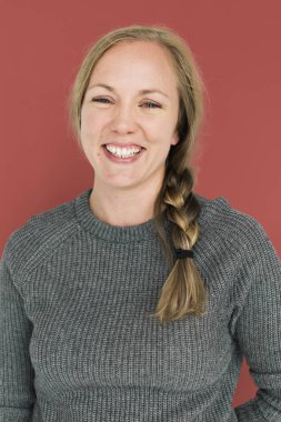 casual kadın stüdyoda poz