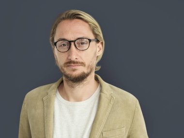 Gözlük takan sakallı