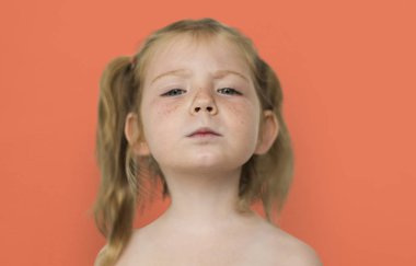 Stüdyo poz içinde kız çıplak göğüslü