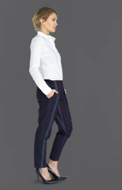 Stüdyoda poz veren iş kadını