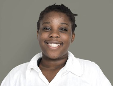 Afrikalı kadın gülümsüyor 