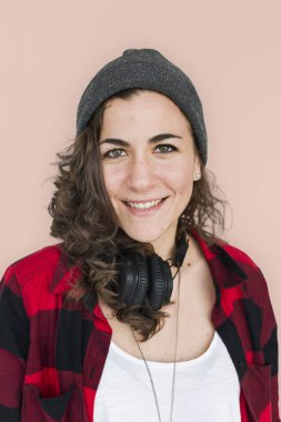 kadın stüdyoda poz