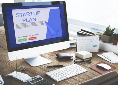 Bilgisayar çalışma masasında