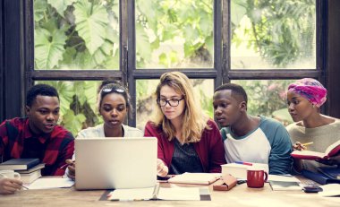 Genç insanlar birlikte eğitim