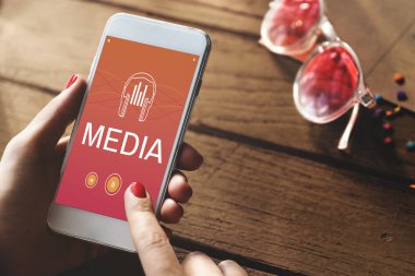 Akıllı telefon kullanan kadın