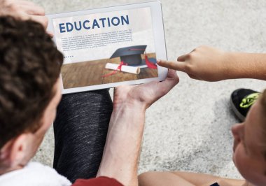 Adam ve çocuk dijital tablet kullanma