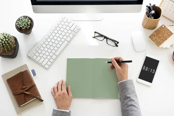 Man aan het werk aan tafel — Stockfoto