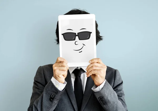 Homme d'affaires couvrant visage avec tablette numérique . — Photo