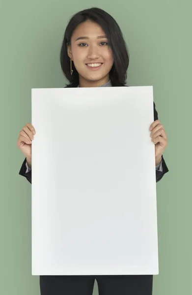 Mujer sosteniendo banner de papel vacío — Foto de Stock