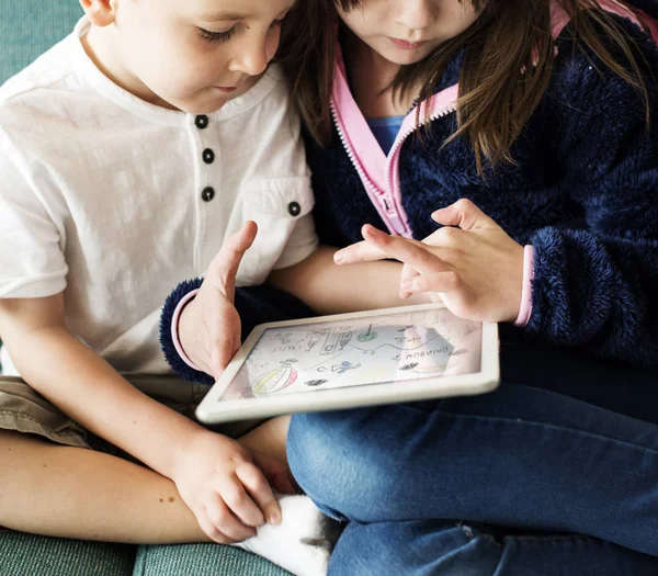 Αγόρι και κορίτσι χρησιμοποιώντας ψηφιακή δισκίο — Φωτογραφία Αρχείου