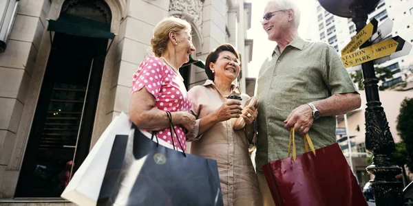 Personas mayores que tienen compras — Foto de Stock