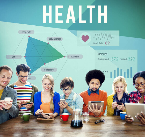 многорасовые люди с цифровыми устройствами
.