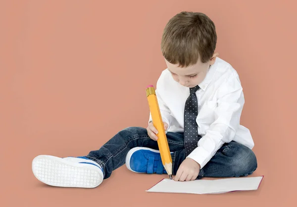 Chłopiec, pisanie z duży ołówek — Zdjęcie stockowe
