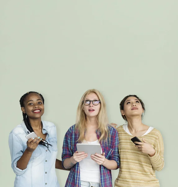 Jeunes femmes utilisant des appareils numériques — Photo