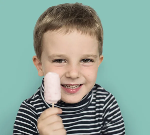 Pequeño chico caucásico sosteniendo helado —  Fotos de Stock