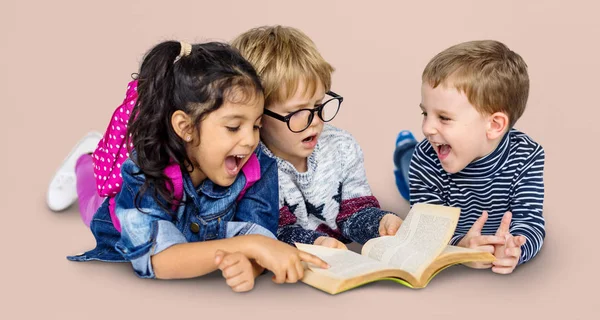 Мульти этнических детей чтение книги — стоковое фото