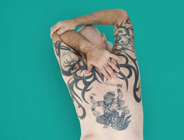Чоловік з татуюванням на спині — стокове фото