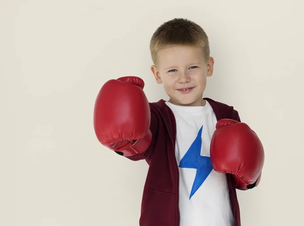 Caucasiano Little Boy boxe — Fotografia de Stock