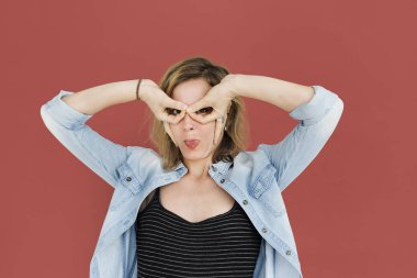 Studio komik sarışın kadın