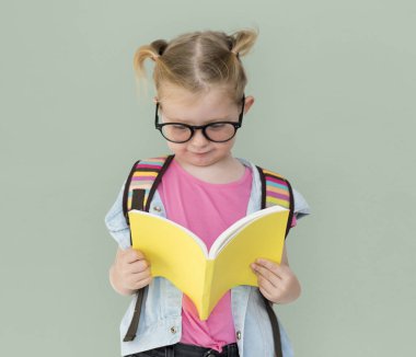 Kız okuma ders kitabı