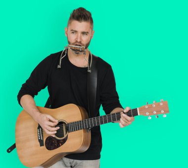 Adam akustik gitar çalıyor.
