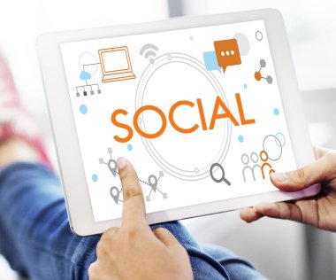 Dijital tablet üzerinde gösteren bir el 