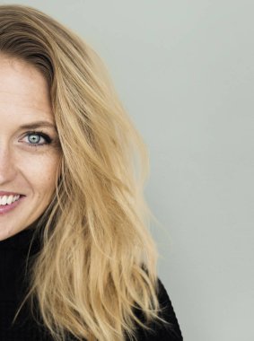 Çekici sarışın kadın. 