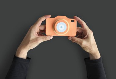 İnsan eli kamera tutarak