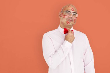 Kırmızı papyon ile kel adam