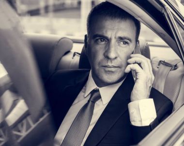 smartphone üzerinde konuşan işadamı