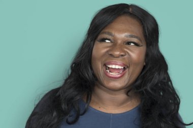 Afrikalı studio gülümseyen kadın