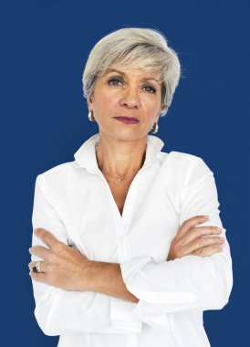 Olgun gri saçlı kadın 