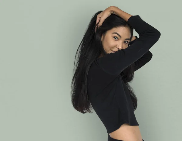 Mujer asiática posando en estudio — Foto de Stock