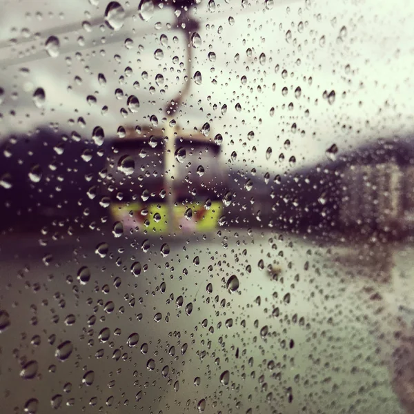 与雨滴窗口的视图 — 图库照片