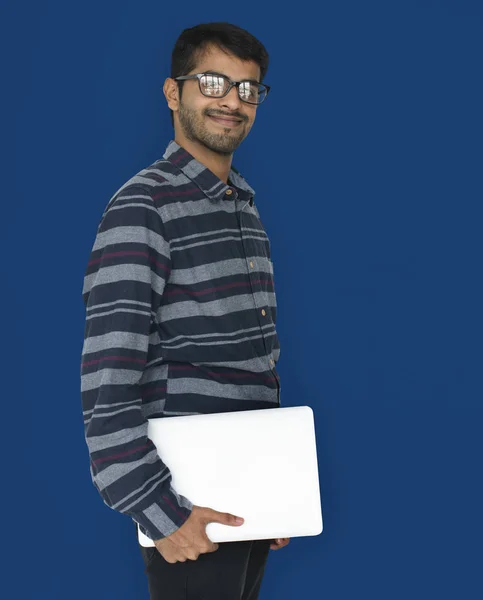 Sorridente indiana homem no estúdio — Fotografia de Stock