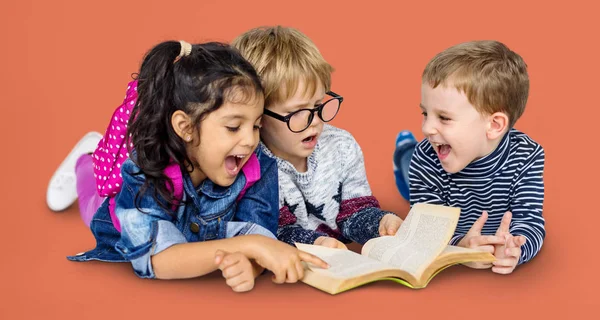 Multiethnische Kinder lesen Buch — Stockfoto