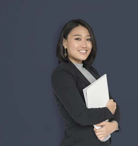 Asiatico businesswoman cerca in binocolo — Foto Stock