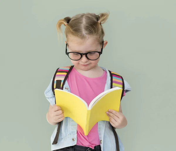 Lány olvasó tankönyv — Stock Fotó